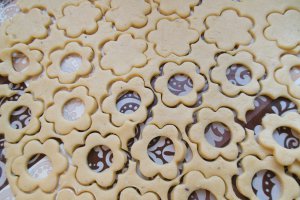 Fursecuri vanilate cu crema de ciocolata