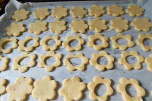 Fursecuri vanilate cu crema de ciocolata