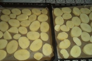 Cartofi noi la cuptor cu sos de branzeturi