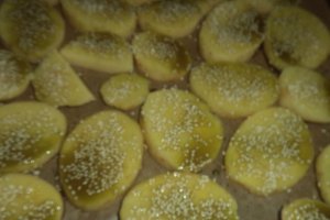 Cartofi noi la cuptor cu sos de branzeturi