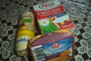 Cartofi noi la cuptor cu sos de branzeturi