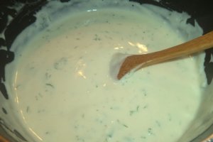 Cartofi noi la cuptor cu sos de branzeturi