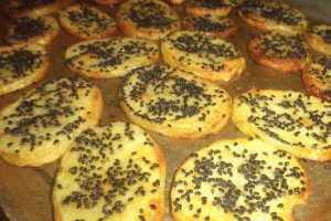 Cartofi noi la cuptor cu sos de branzeturi