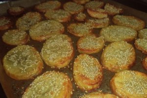 Cartofi noi la cuptor cu sos de branzeturi