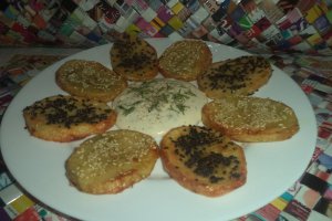 Cartofi noi la cuptor cu sos de branzeturi
