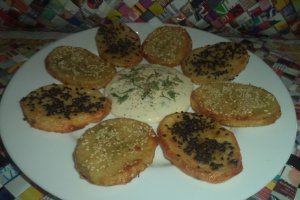 Cartofi noi la cuptor cu sos de branzeturi
