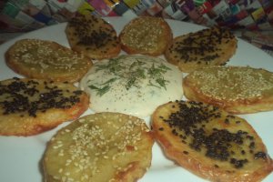Cartofi noi la cuptor cu sos de branzeturi