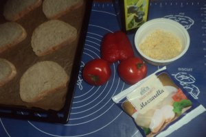 Bruschete cu mozarella si rosie