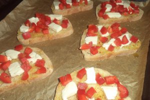 Bruschete cu mozarella si rosie