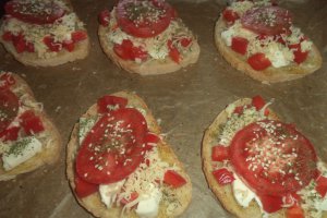Bruschete cu mozarella si rosie