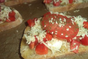 Bruschete cu mozarella si rosie