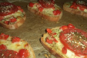 Bruschete cu mozarella si rosie