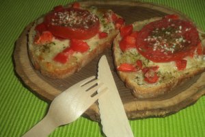 Bruschete cu mozarella si rosie