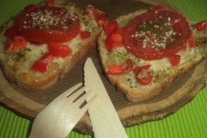 Bruschete cu mozarella si rosie