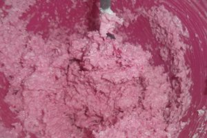 Briose cu spuma de cocos colorata in roz