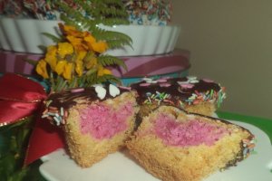 Briose cu spuma de cocos colorata in roz