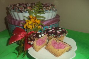 Briose cu spuma de cocos colorata in roz