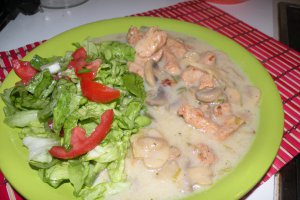 Piept de pui julienne cu sos de smantana si ciuperci