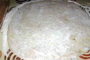 Pizza cu salam uscat si porumb