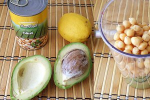 Hummus cu avocado