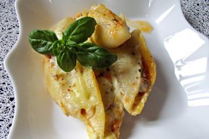Conchiglioni umpluti(e) cu carne