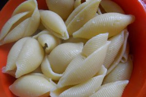 Conchiglioni umpluti(e) cu carne