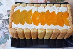 Tort cu piersici si capsuni