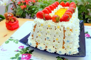 Tort cu piersici si capsuni