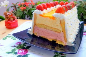Tort cu piersici si capsuni