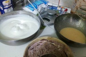 Tort cu crema de mascarpone, zmeura si ciocolata