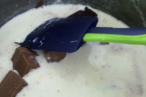 Tort cu crema de mascarpone, zmeura si ciocolata