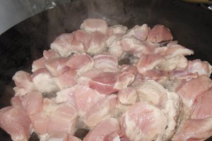 Tocana de porc cu ciuperci si bacon, sub capac de piure cu parmezan