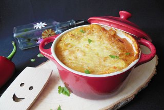 Tocana de porc cu ciuperci si bacon, sub capac de piure cu parmezan