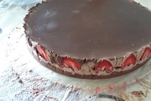 Tort de ciocolata cu capsuni (la rece)