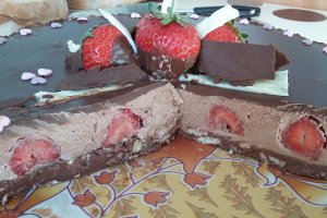 Tort de ciocolata cu capsuni (la rece)