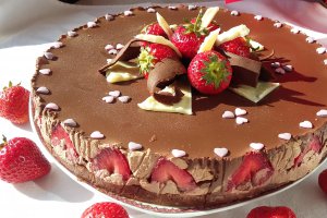 Tort de ciocolata cu capsuni (la rece)