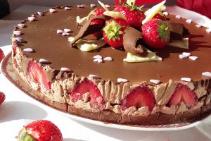 Tort de ciocolata cu capsuni (la rece)