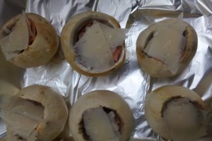 Ciuperci umplute cu somon și parmezan