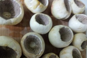 Ciuperci umplute cu telemea și mărar