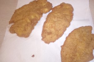 Snitel de pui in crusta de pesmet cu piure de cartofi 