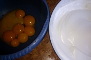 Tort cu crema mascarpone, capsune si ananas