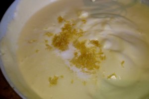 Tort cu crema mascarpone, capsune si ananas