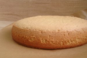 Tort cu crema mascarpone, capsune si ananas