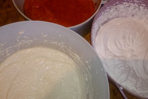 Tort cu crema mascarpone, capsune si ananas