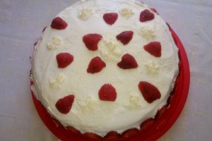 Tort cu crema mascarpone, capsune si ananas