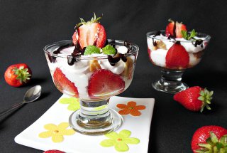 Desert cu crema de iaurt cu frisca, capsuni si biscuiti