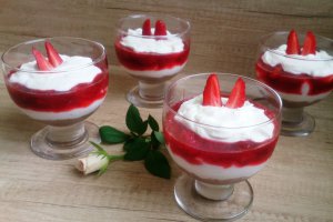 Mousse de ricotta si dulceata de capsune