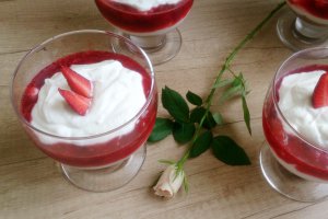 Mousse de ricotta si dulceata de capsune