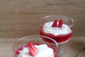 Mousse de ricotta si dulceata de capsune