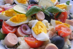 Salată de legume cu crenvuști, ouă și telemea